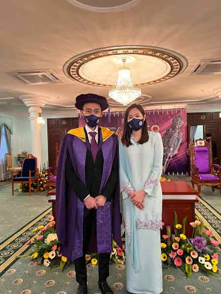 李宗伟（左起）与妻子黄妙珠一同出席毕业典礼。