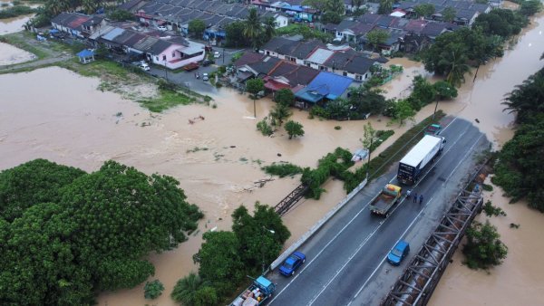 迪沙珍巴卡地区其中一段路段，遭洪水淹没，导致车辆无法通行。