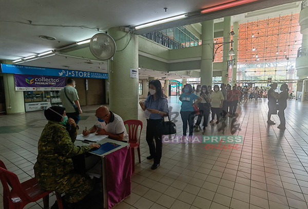 SP Plaza疫苗中心在周三早上出现排队登记科兴疫苗等待名单的人龙，几乎清一色是华裔。