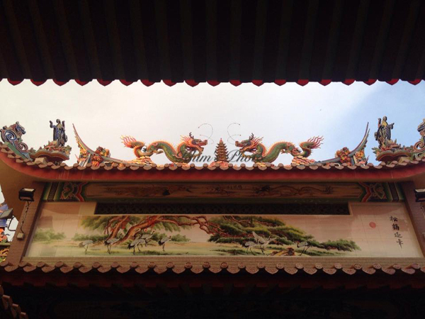 古庙真君大帝庙保留华族传统拜拜的文化，也传承华族工艺艺术，所以去头角一定要来这里看看。