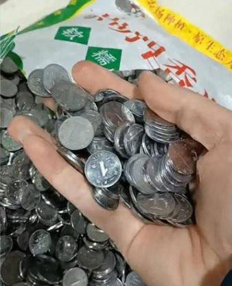 山东一名男子要买车，没想到他竟载了120多万枚一角硬币前来。