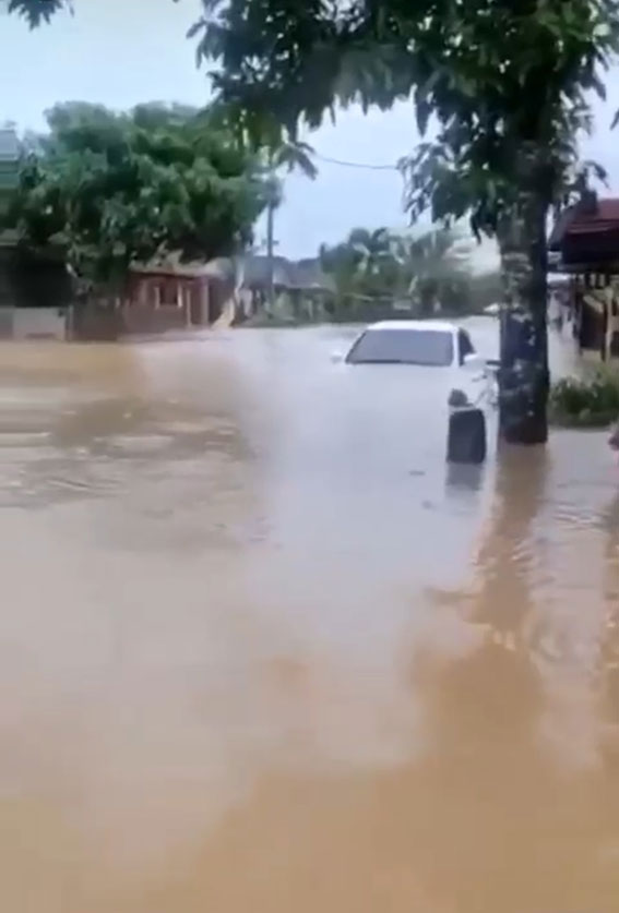 停迫双溪格拉玛住宅区的车辆，难逃遭水淹的厄运。（取自网络）