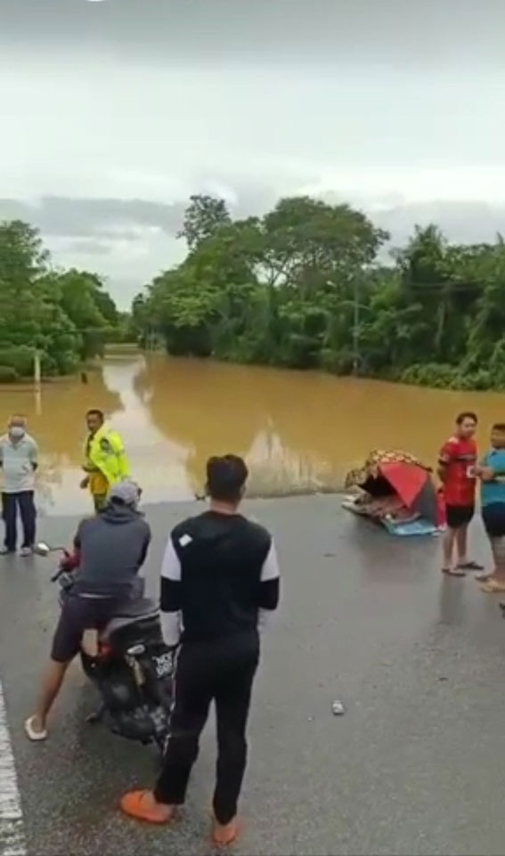 淡边金马士联邦公路因多处遭水淹，目前已全面交通中断。