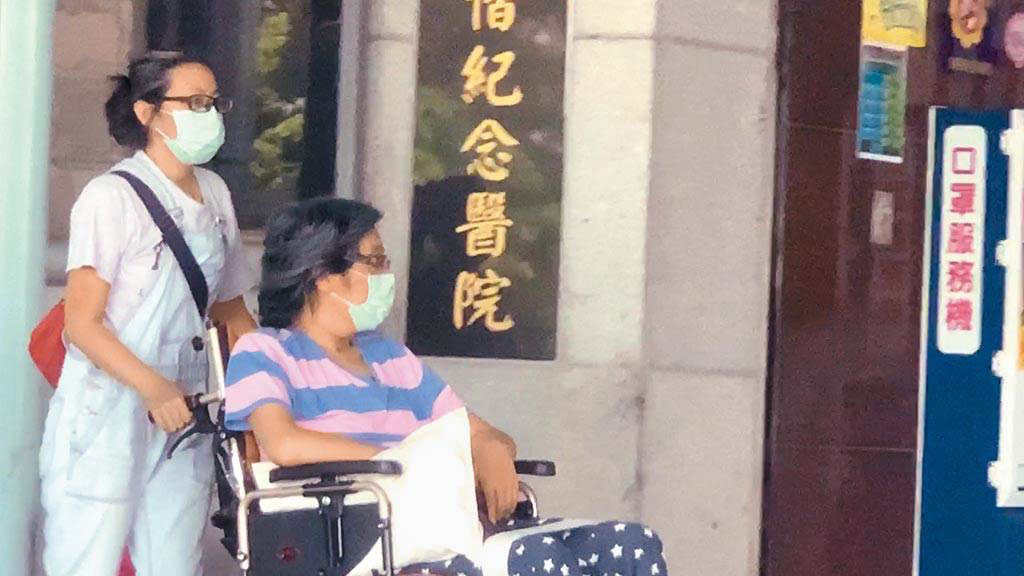 袁惟仁去年8月被目击坐着轮椅出现在台东马偕医院看诊。图/互联网