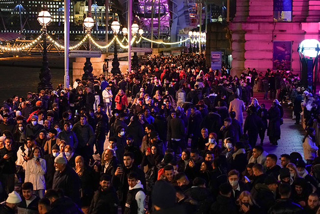 
民众周五晚聚集在伦敦泰晤士河南岸庆祝跨年。（美联社）