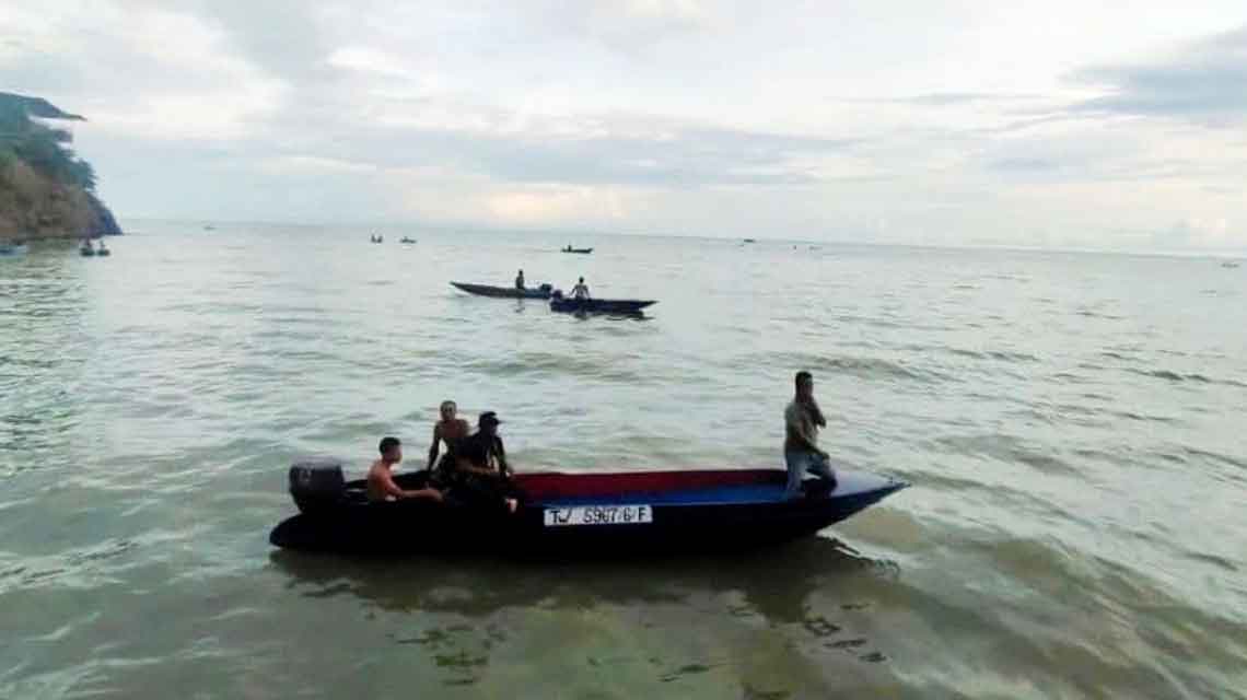 拯救人员在沉船海域附近，搜寻坠海失踪的3兄弟下落。