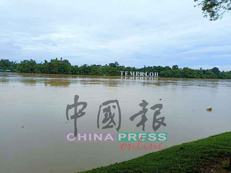 淡马鲁地标河畔公园处，这两天的水位持续上升。