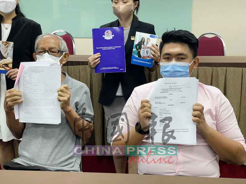 胡欢祥（左起）和庄谊泉在记者会展示报案纸，也呼吁国能公司可以检视其案件。