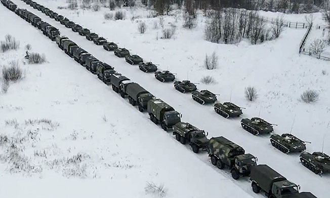 俄罗斯国防部周五公布的照片显示，在首都莫斯科东北的伊万诺沃机场，大批军车和装甲车等待运上军机飞往哈萨克，协助稳定当地局势。（法新社）