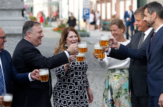 蓬佩奥与妻子前年8月访问捷克，由捷克外长夫妇陪同参观啤酒厂。