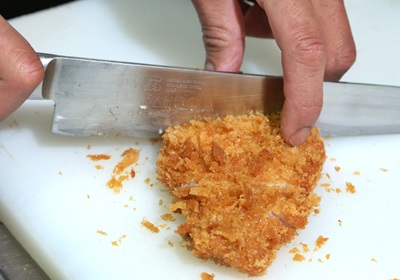 外头的炸鸡排起锅后会放在架子上沥油，一边静置，锁住肉汁。