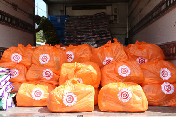 中国驻马大使馆和慈善组织将救济物资送往灾区，让灾黎解燃眉之急。