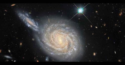 哈勃望远镜拍到 2星系同框奇景