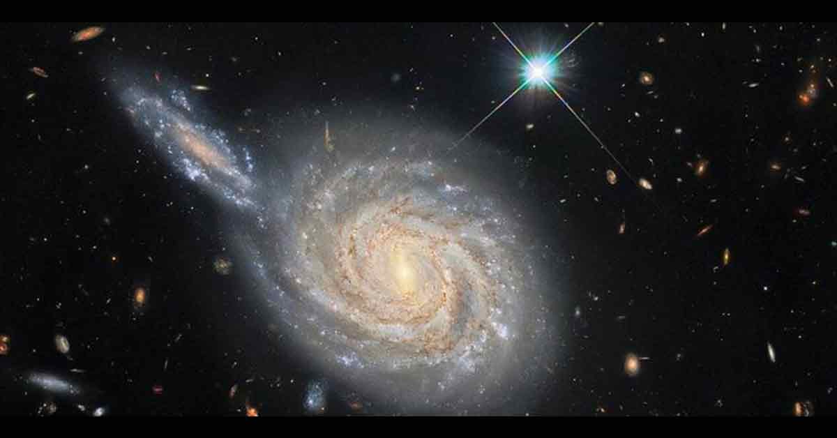 哈勃望远镜拍到两星系同框的宇宙奇景。
