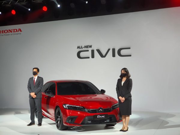 全新第十一代Honda Civic今天正式推介，右为大马本田董事经理兼总执行长中条円，左是大马本田总裁兼总营运员萨利阿德理。