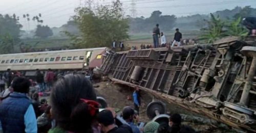 印度列车脱轨翻覆 7死50伤