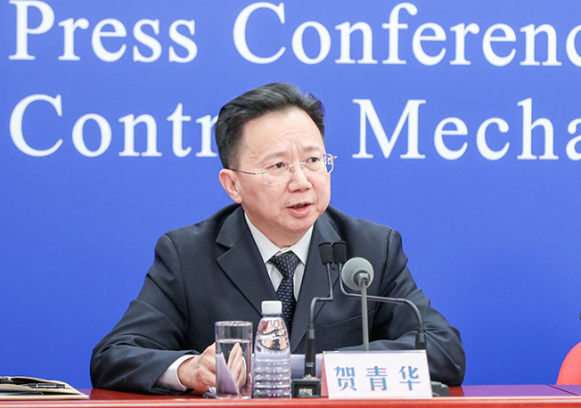 中国国家卫生健康委疾控局一级巡视员贺青华。