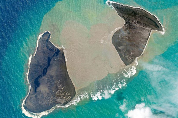 此卫星照片显示，汤加海底火上15日大规模喷发之前形成的小岛。