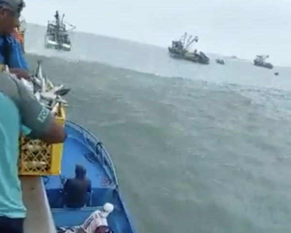 厄瓜多尔外海大浪起伏，船只纷纷停航。