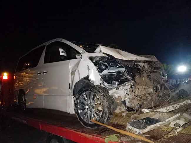 多拉沙礼一家8口乘坐的休旅车，出事后车首明显毁损不堪。