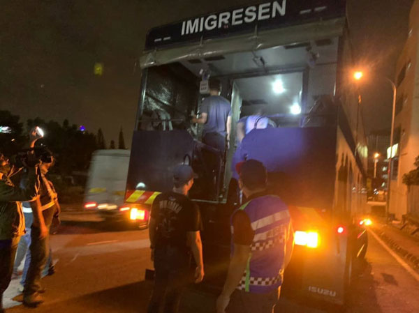 14名外籍男女在取缔行动中被捕，押返武吉加里尔扣留所作进一步调查。