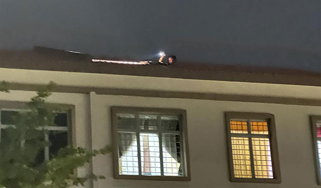 嫌犯为避开被逮，登上组屋4楼屋顶。（照片由警方提供）