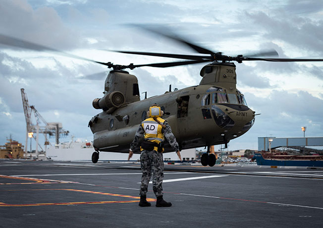 澳洲陆军一架重型直升机19日为汤加的人道救援准备就绪。（法新社）