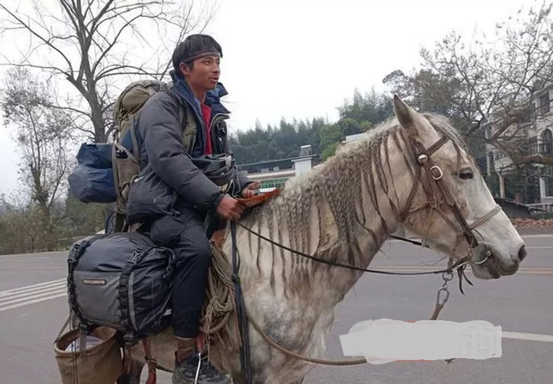 乐晓云骑马从新疆返家半年行4400公里，盼望春节前能与家人团聚。