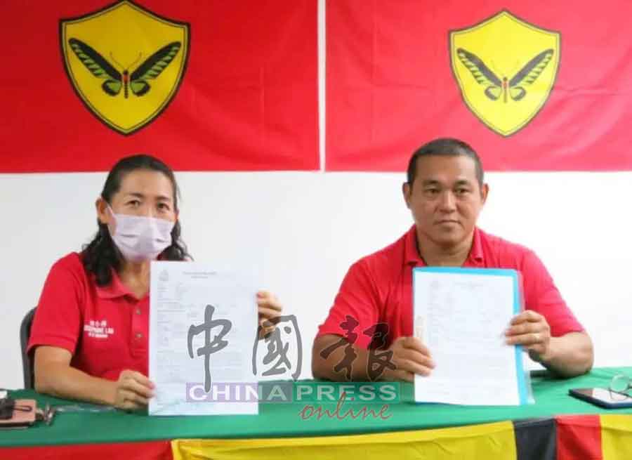 受害者（左）向民志党寻求帮助，并召开记者会叙述被骗经过。