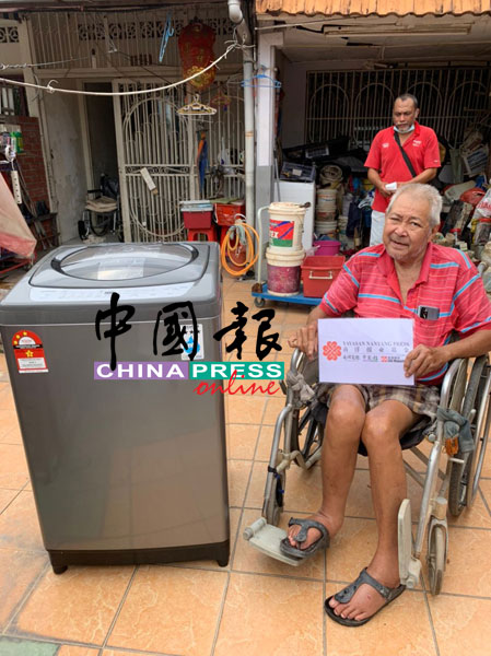 冯基贤（63）接获一台洗衣机，他是一名残障人士，太太陈慧琴（59）是家庭主妇，育有一名儿子做修理电脑维生。