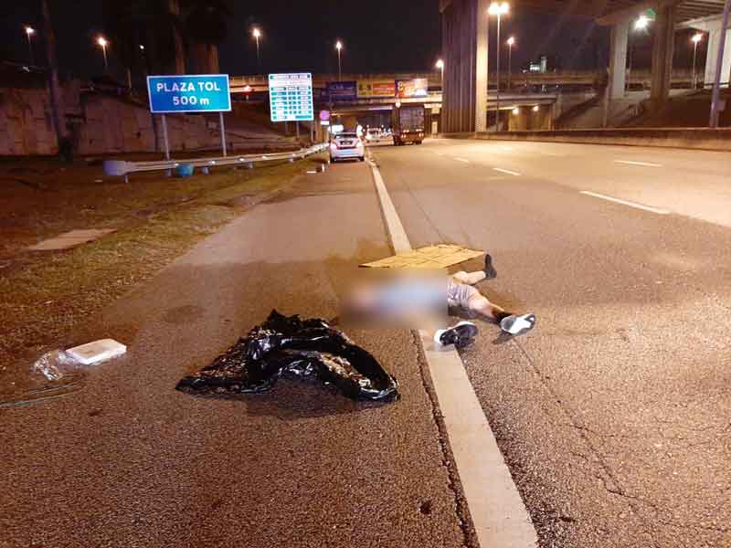 华裔老翁过马路被不明轿车撞死。
