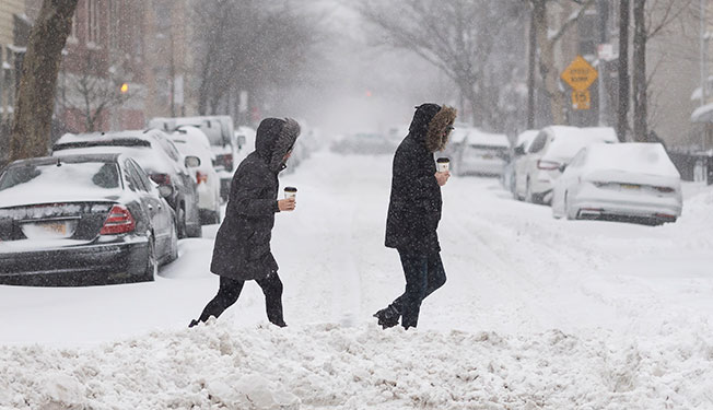 纽约市民在暴风雪中出行。（欧新社）