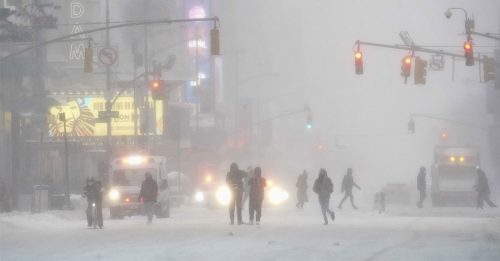 美东受强风暴雪侵袭 多州紧急状态 交通混乱