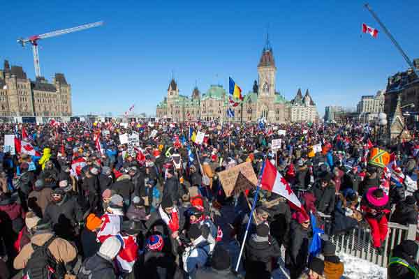 渥太华示威民众聚集在国会山庄示威反防疫政策。（法新社）