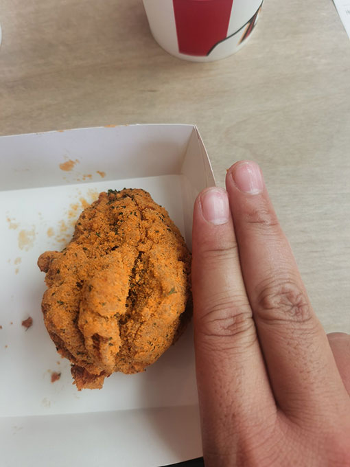 网民用只手指与炸鸡对比，质问KFC卖的是不是炸鹌鹑胸。