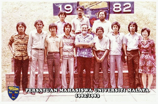 莎丽扎张贴1982年至1983年的马大学生会合照，依斯迈沙比里（前排左4）也身在其中，足见他真的在马大就读。