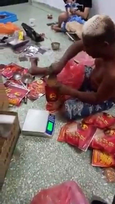 网传一则视频,外籍男子在肮脏环境下,利用“福满香”包装袋包装食品。