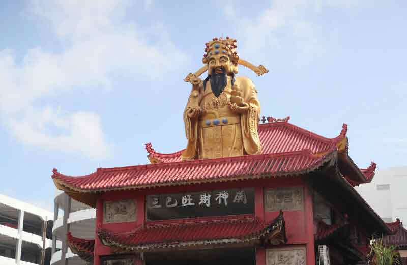 以往每年农历正月初五，三巴旺财神庙会开放主楼让善信到顶楼摸财神。（档案照）