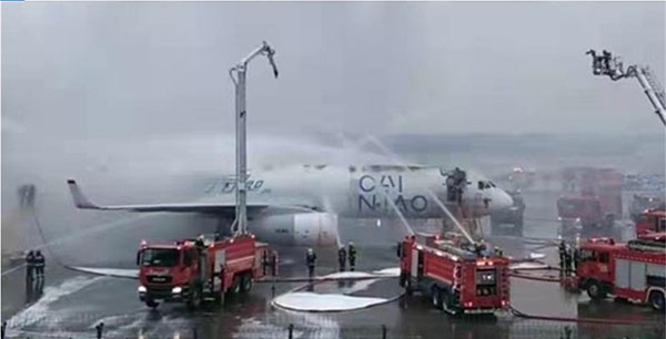 机场消防队继续向货机喷水以防复燃。