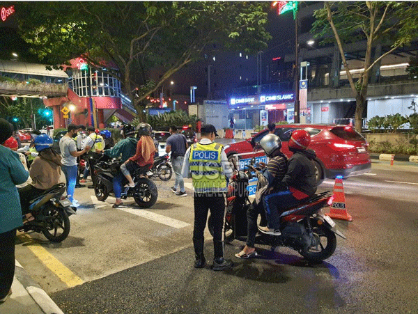 吉隆坡交警如常周末晚间在市中心主要道路，展开道路流氓、飙摩哆取缔行动。