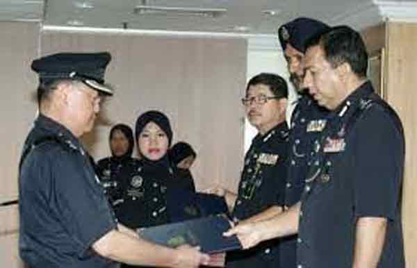 陈忠元（左）生前曾经因为破案无数，获得时任吉隆坡总警长颁发褒扬状。