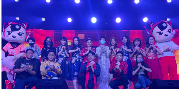 爱FM总经理黄玲玲（后排右五）与爱FM管理层和DJ们提早向听众拜年。