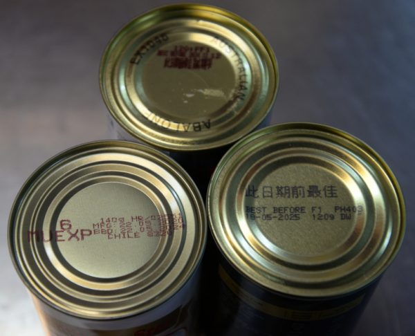 每一个国家出产的鲍鱼罐头都有自己的代号，F1就是一粒，FF1就是一粒半，净重140克，整个罐头的重量是425克。
