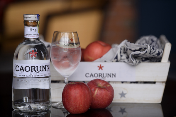Caorunn G&T Signature Serve 科伦琴酒的招牌喝法就是加入通宁水，以红苹果为点缀。主要是因为科伦琴酒中采用了红苹果为其中一种原料，所以能再次强调出苹果的清甜味。