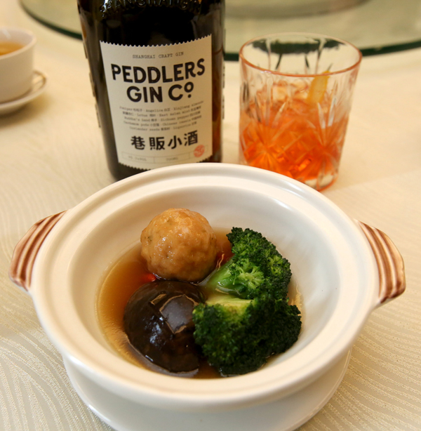 狮子头也称四喜丸子,算是上海年夜饭上的一道大菜,红烧、清蒸、炖汤做法很多,象征着人生福、禄、寿、喜四大喜事都有。这里的红烧四喜丸子在口味上做了些许更改,清淡中带有丸子的鲜美滋味,配搭层次感丰富的尼格罗尼,能提升整道菜肴的风味。