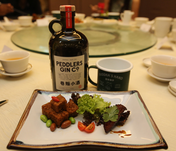 配搭香菇、木耳、花生米的四喜烤麸,酱红香醇,口感有糯有脆,夹一筷入口,甜咸鲜的酱汁涌出,充分满足了上海人嗜甜的天性。另一道冷菜界元老之一熏鱼,口感香香脆脆,外带甜滋滋的酱汁,看似简单的菜式,其实做工繁杂。这道浓郁口味的前菜,用来配搭“巷贩小酒”琴酒通宁最为合适。