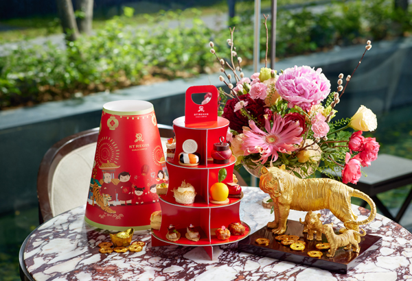 下午茶是酒店的传统仪式，配合新春佳节推出的外带限量版如意下午茶礼盒中，添加了新年特色小点如年糕、发糕和萝卜糕。