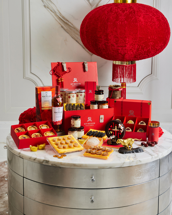 配合不同佳节推出的新春聚宝盒，内涵年糕、干货、精致糕点和美酒。