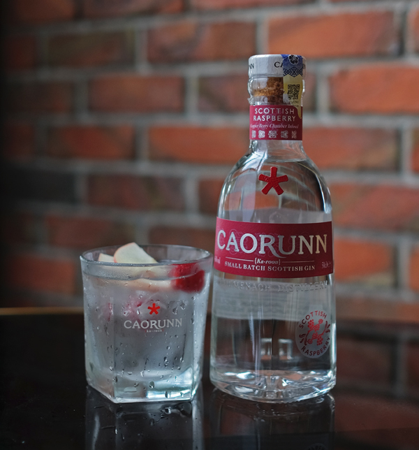 Caorunn Raspberry & Sonic Caorunn Raspberry 有着天然覆盆子的甜味，所以调酒师以通宁水和苏打水做同样比例的混合，用以中和琴酒当中带有的强烈甜味。（图：相关品牌提供）