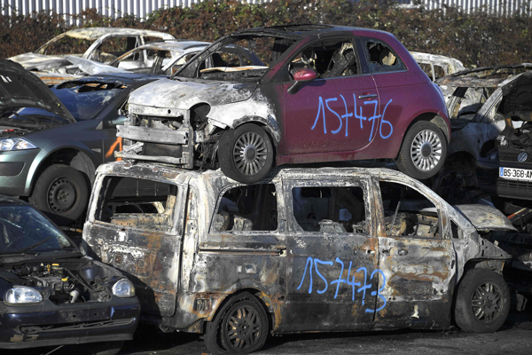 遭烧毁的汽车堆积在法国东部斯特拉斯堡废车场。（法新社）